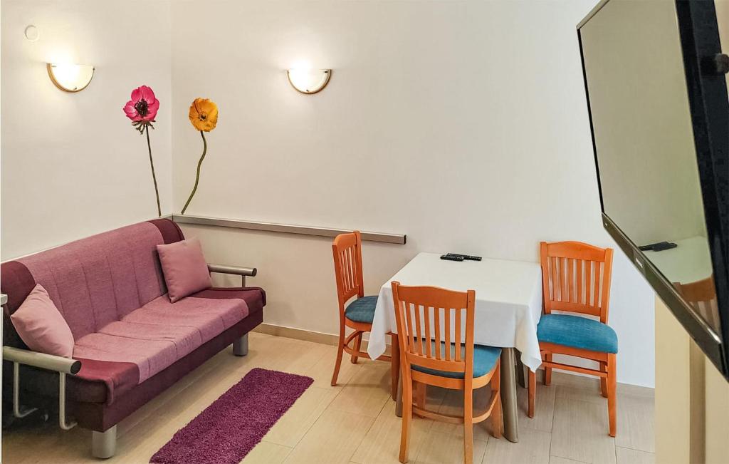 Awesome Apartment In Rtina With Kitchen photo 3
