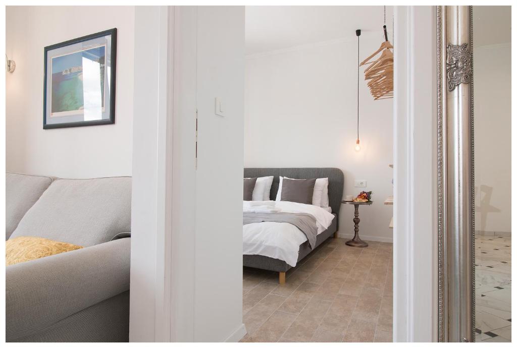 Stylish - Centre Apartment Theatre View photo 2
