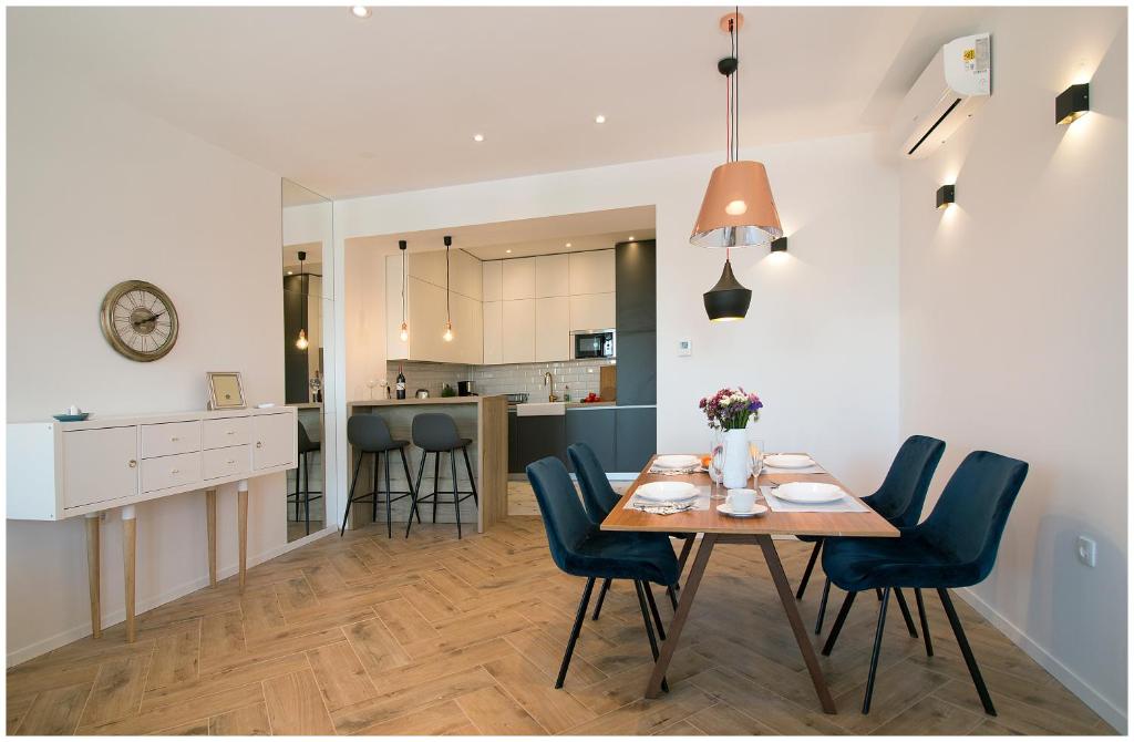 Stylish - Centre Apartment Theatre View photo 3