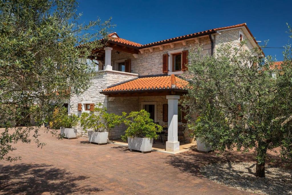 Rustic villa Casa Mate with 2 bedrooms in Tinjan — photo 1