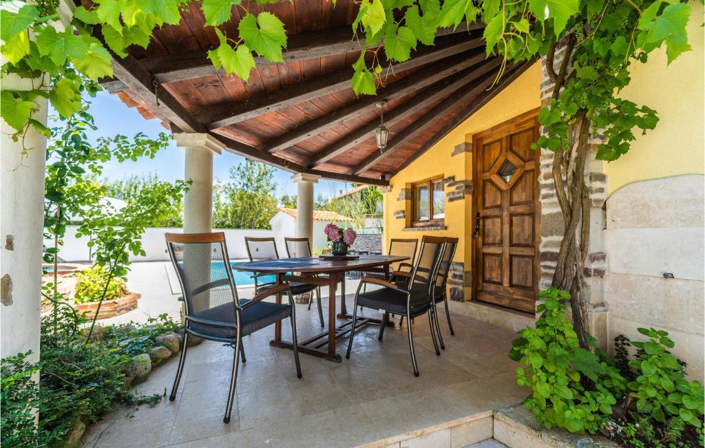 4 Bedroom Lovely Home In Veliki Vareski photo 2