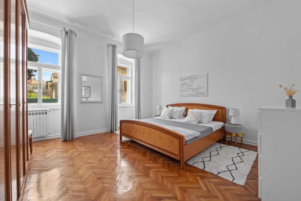 White Imperial Apartment photo 2
