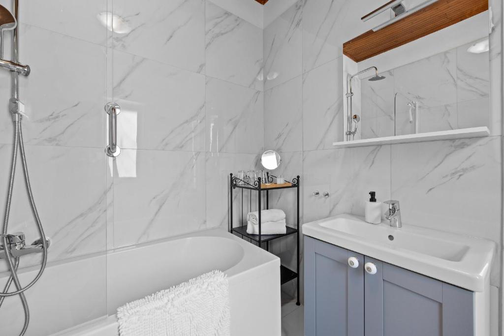 White Imperial Apartment photo 3