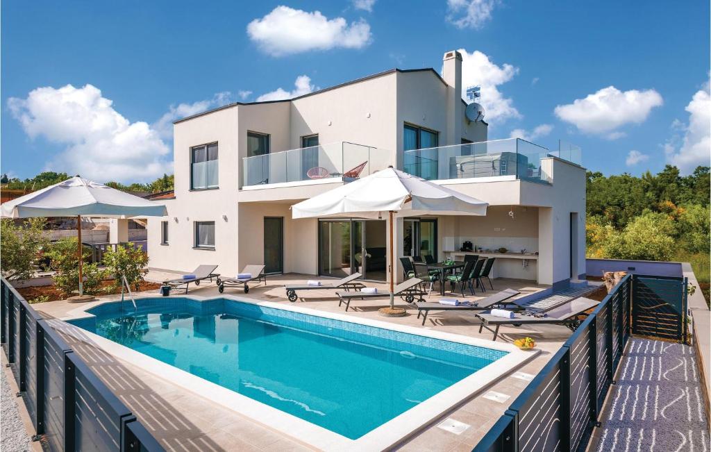 Nice Home In Krnica With Jacuzzi — photo 1