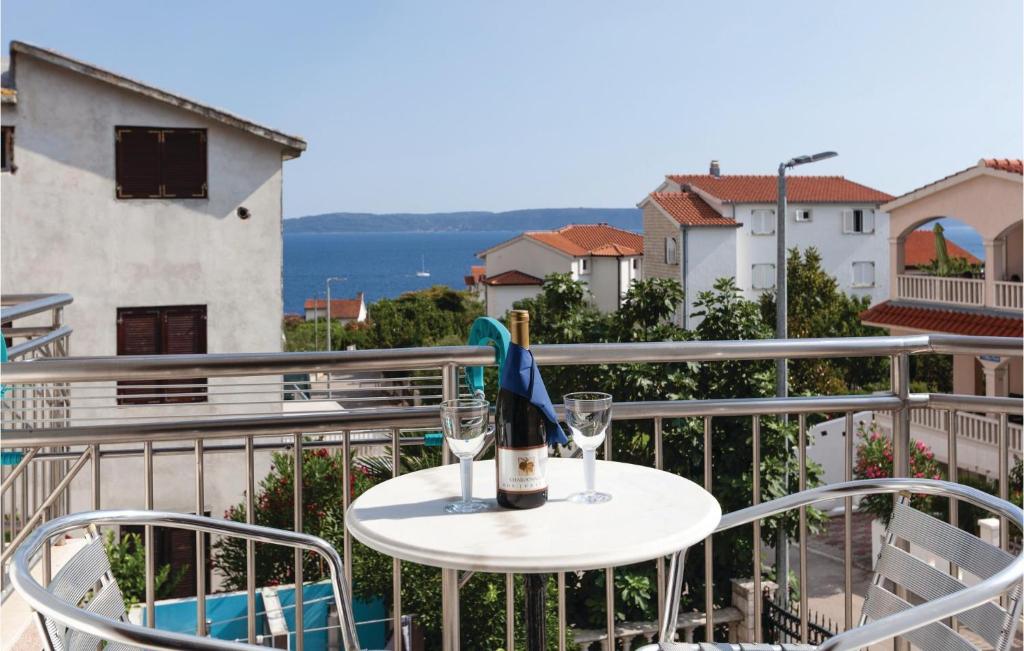 One-Bedroom Apartment In Okrug Gornji photo 2