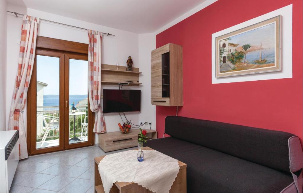 One-Bedroom Apartment In Okrug Gornji photo 3