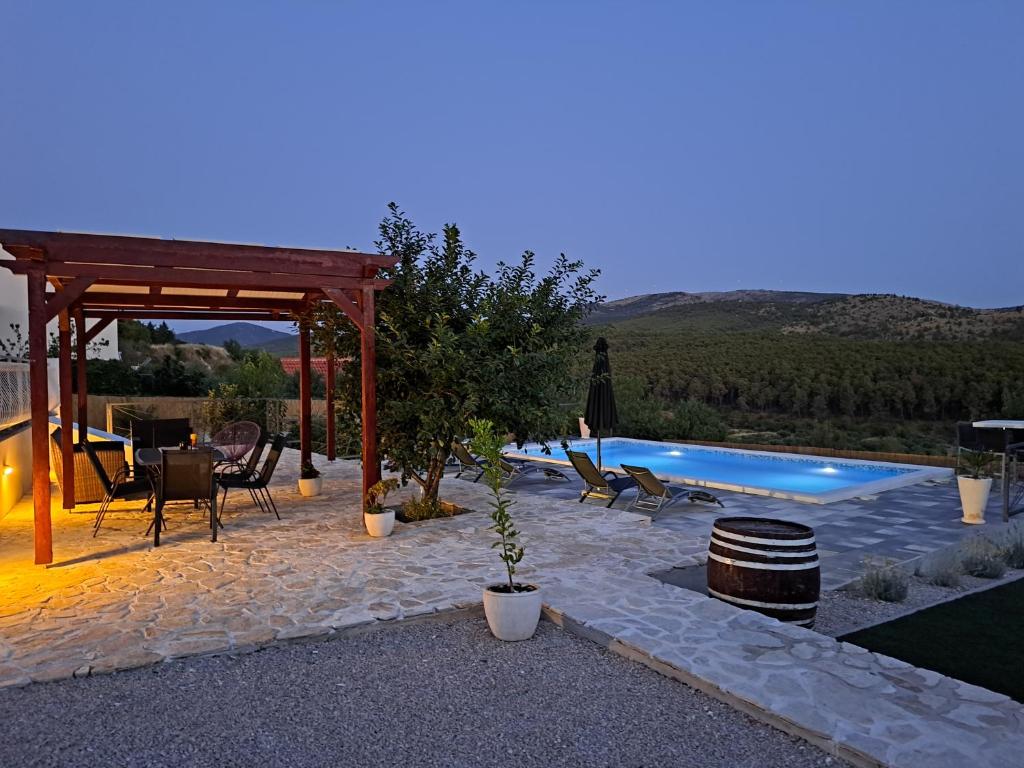 Guest house "The View" - with a pool — photo 1