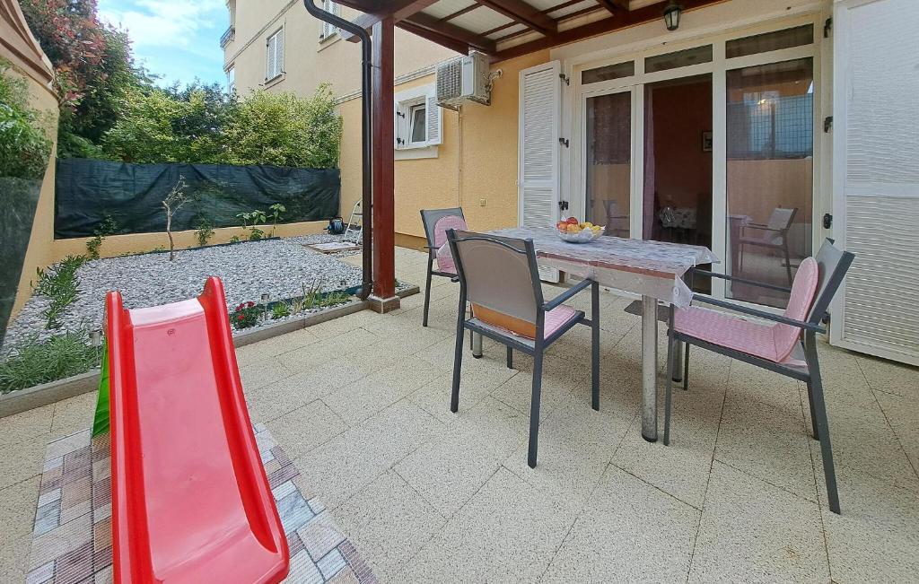 1 Bedroom Pet Friendly Apartment In Medulin photo 2