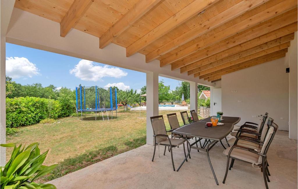 Three-Bedroom Holiday Home In Vinjani Gornji photo 2
