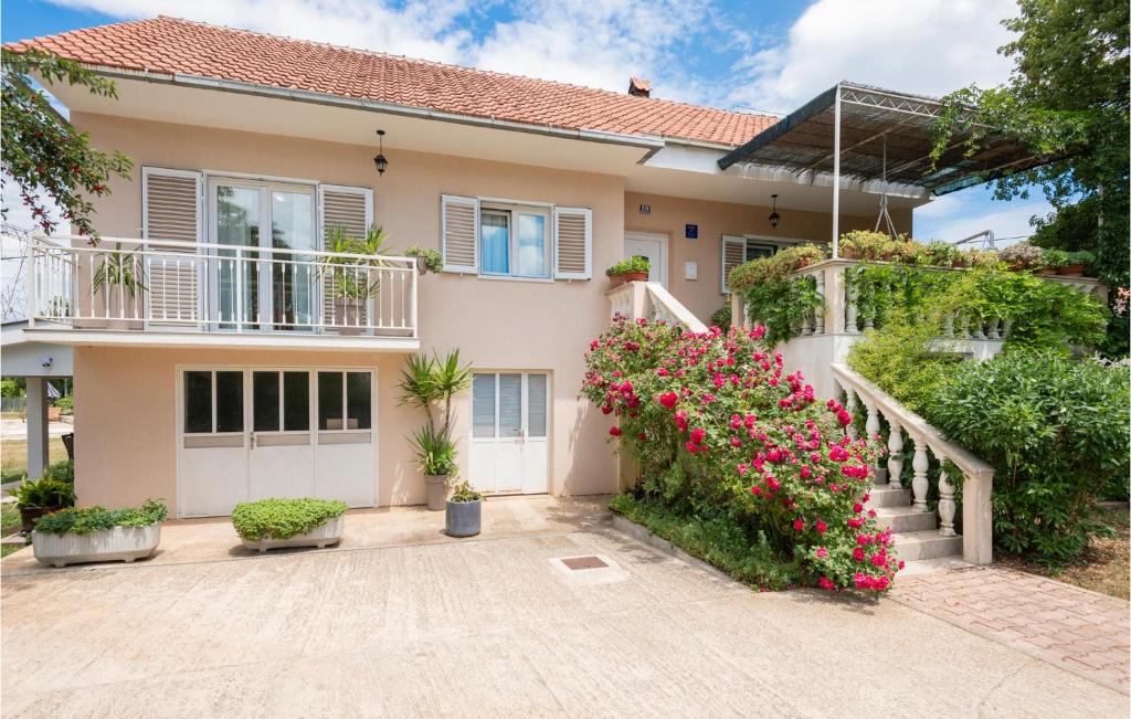 Three-Bedroom Holiday Home In Vinjani Gornji photo 3