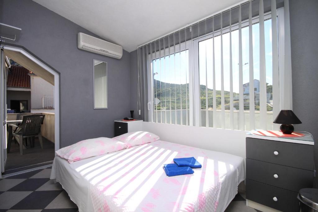 Apartments with a parking space Hvar - 8810 photo 2