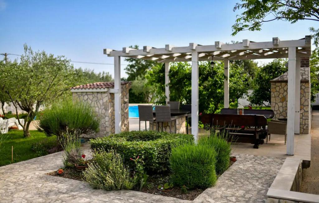Six-Bedroom Holiday Home In Sv Filip I Jakov photo 3