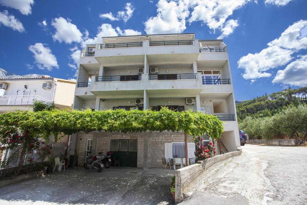 Apartments by the sea Tucepi — photo 1