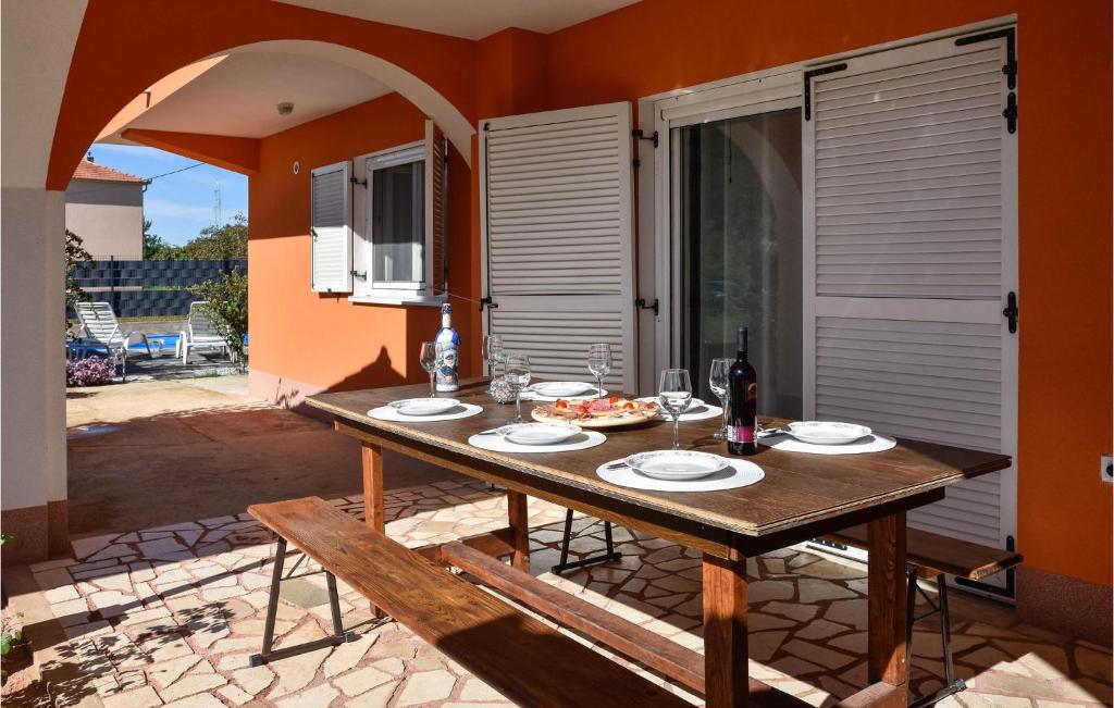 Beautiful Home In Dugopolje With Private Swimming Pool photo 2