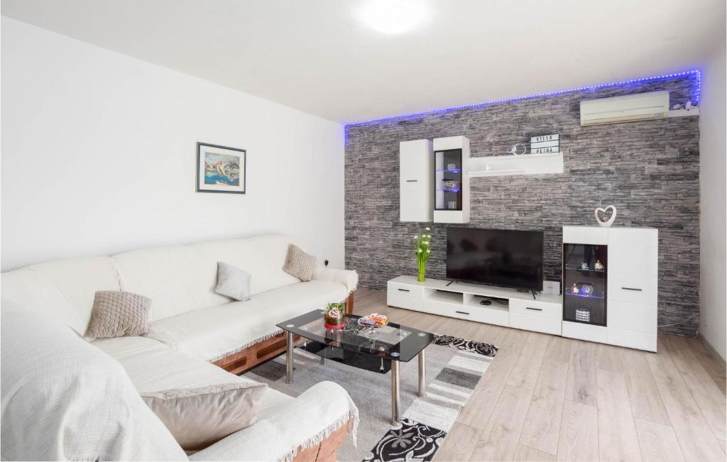 Beautiful Home In Dugopolje With Private Swimming Pool photo 3
