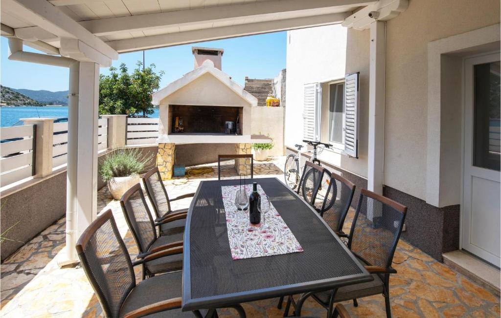 4 Bedroom Beautiful Home In Rogotin photo 2