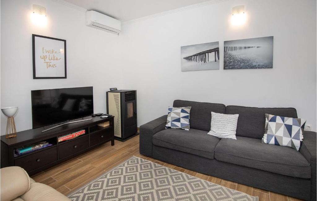 4 Bedroom Beautiful Home In Rogotin photo 3