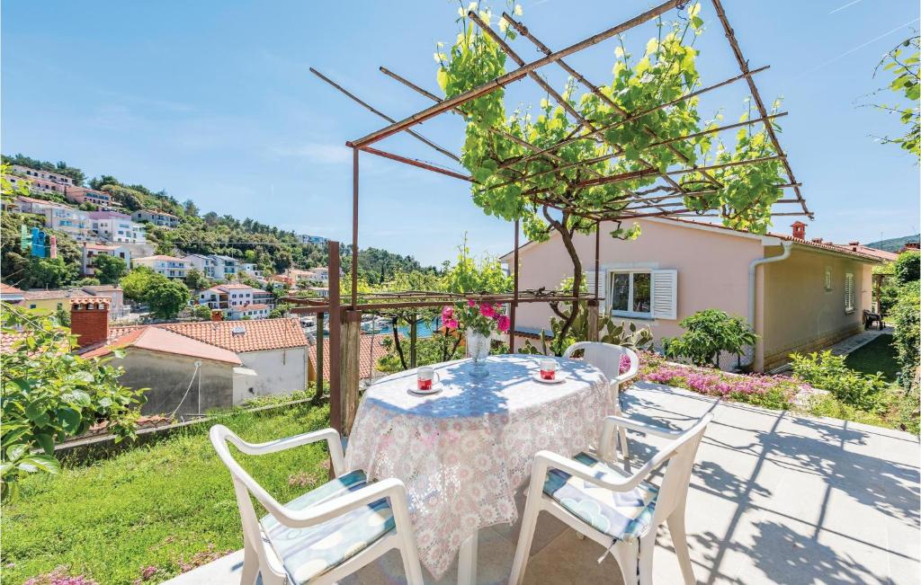 1 Bedroom Lovely Apartment In Rabac photo 3