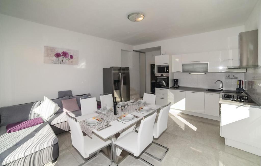 Three-Bedroom Holiday Home In Kastel Sucurac photo 3