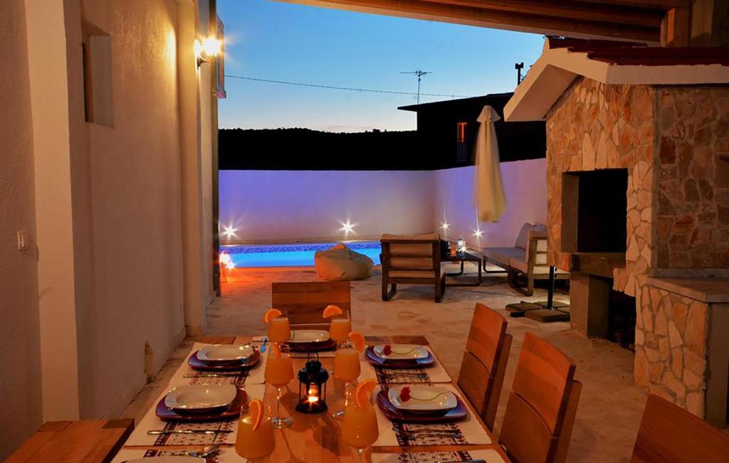 3 Bedroom Amazing Home In Pozorac — photo 1