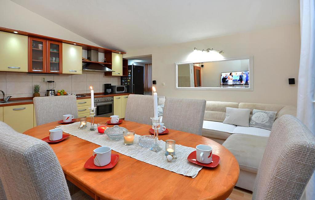 3 Bedroom Amazing Home In Pozorac photo 2