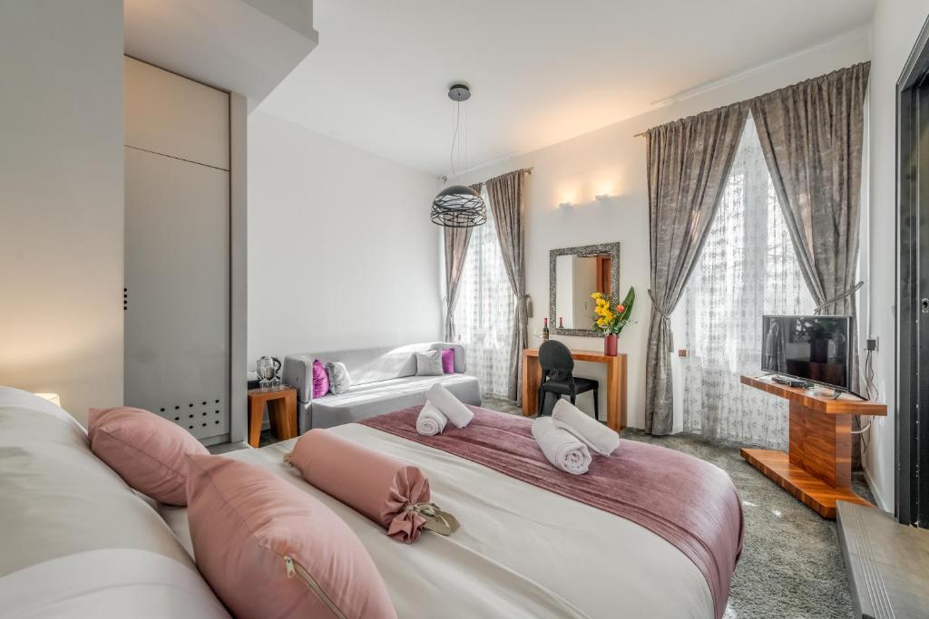 Starlight Luxury Suites — photo 1