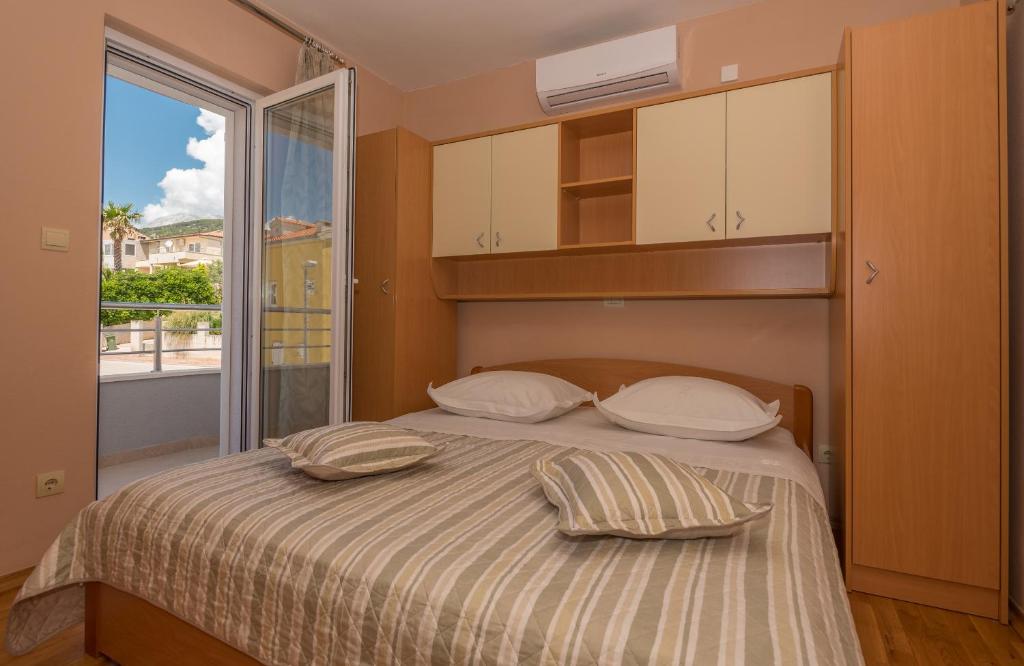 Apartments with a parking space Makarska - 6720 photo 2