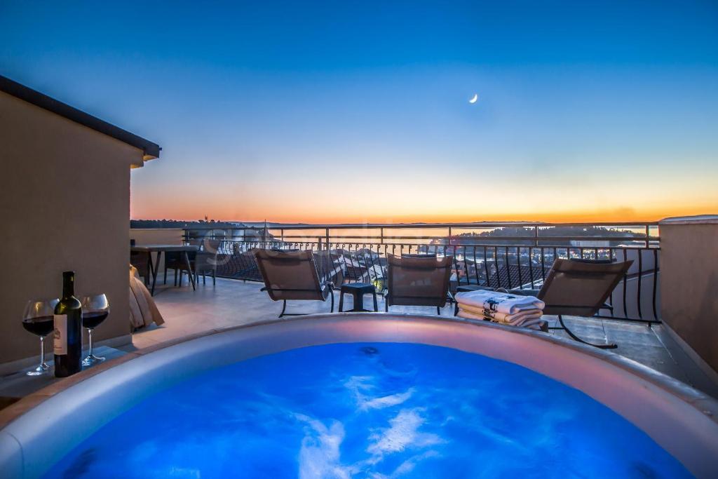Rooftop Penthouse - Private Hottub & Duplex Whirlpool — photo 1