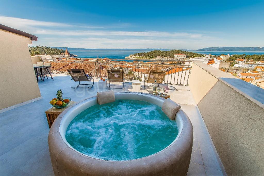Rooftop Penthouse - Private Hottub & Duplex Whirlpool photo 3