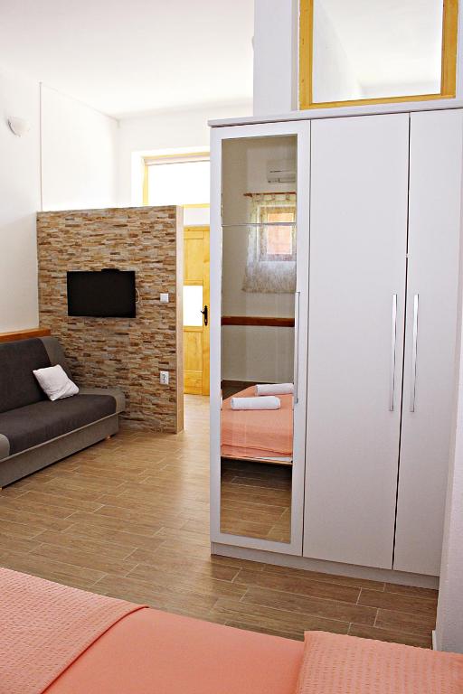 Studio Apartman Zara photo 2