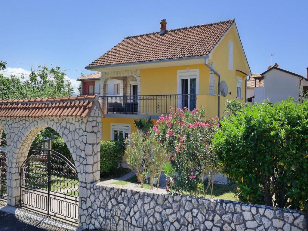 Holiday home in center of ilo near beach — photo 1