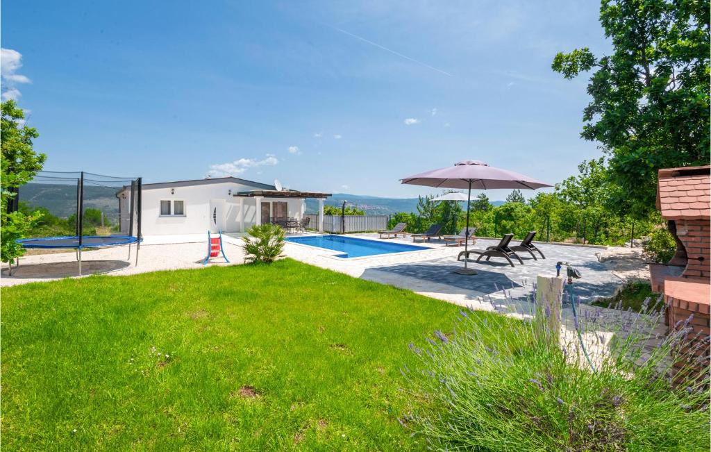 Three-Bedroom Holiday Home In Grubine photo 2