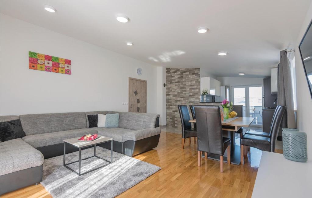 Three-Bedroom Holiday Home In Grubine photo 3