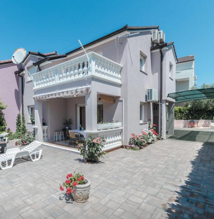 ZSA ZSA HOLIDAY HOME — photo 1