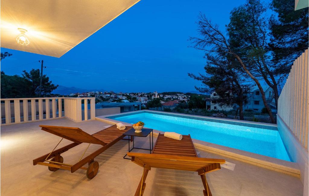Awesome Home In Sumartin — photo 1