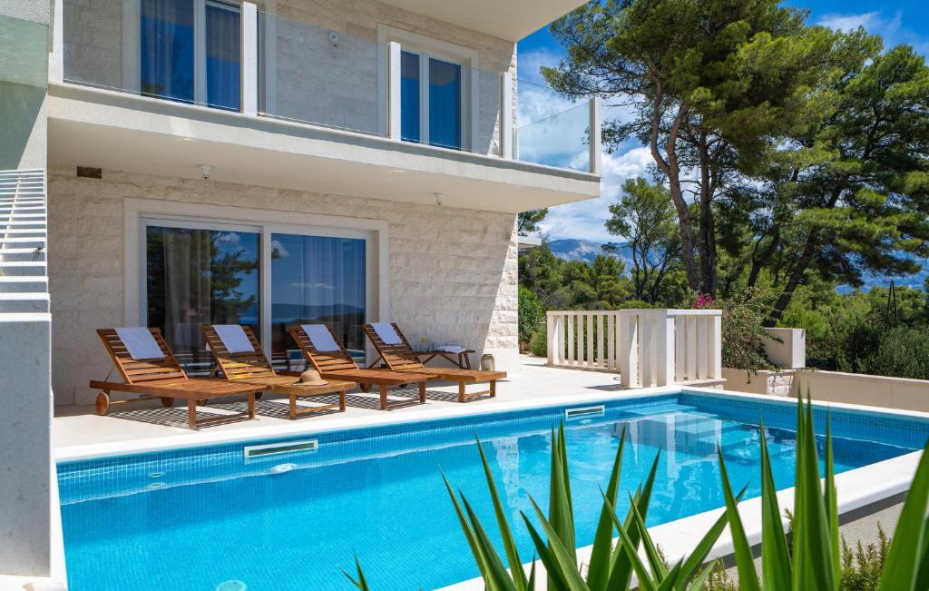 Awesome Home In Sumartin photo 2