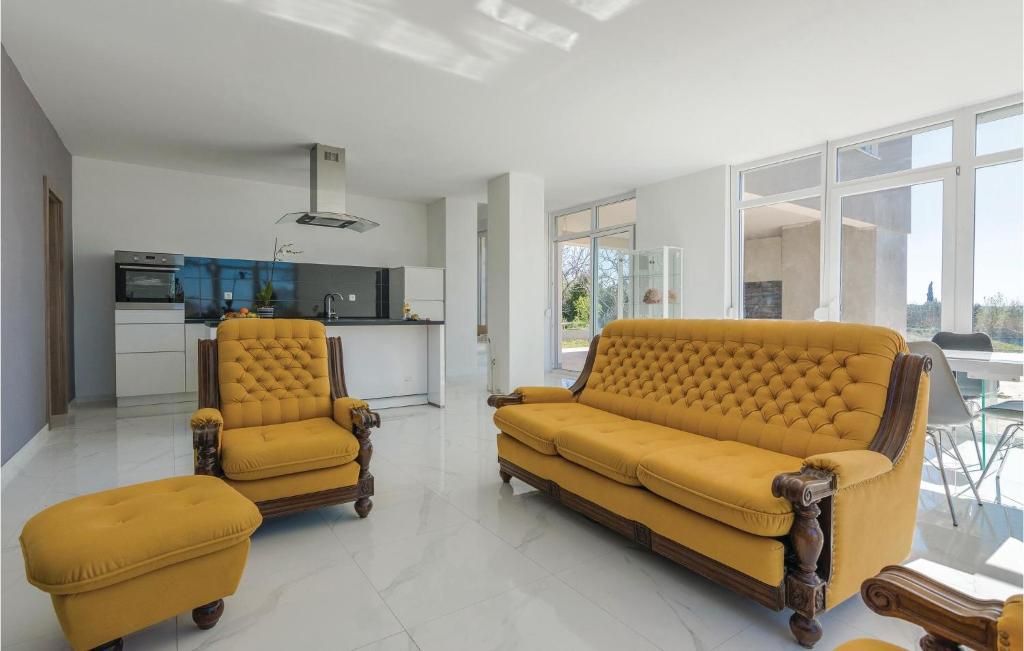 Three-Bedroom Holiday Home In Kozino photo 2
