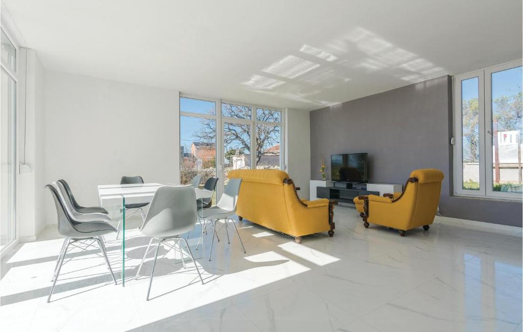 Three-Bedroom Holiday Home In Kozino photo 3