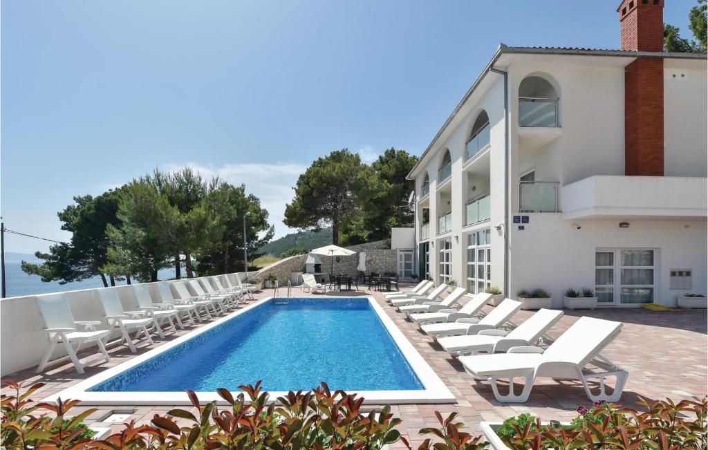 Ten-Bedroom Holiday Home In Duce photo 2