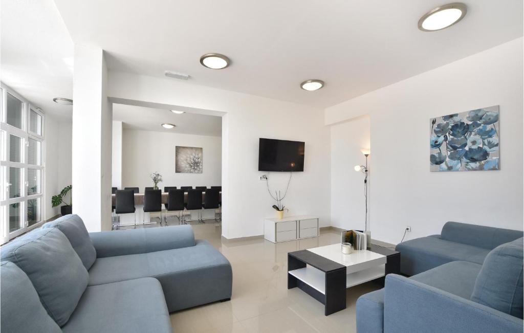Ten-Bedroom Holiday Home In Duce photo 3