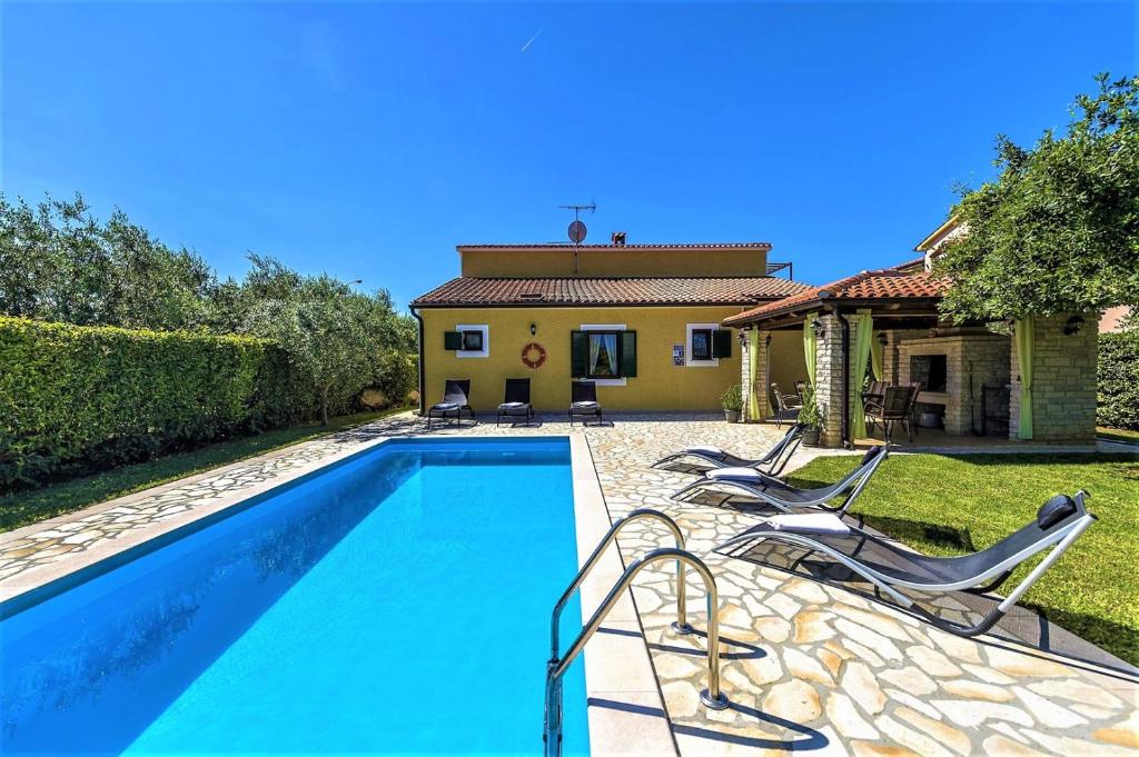 Spacious Three-Bedroom Villa Balun with Pool — photo 1
