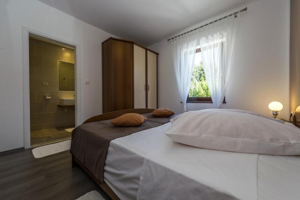 Spacious Three-Bedroom Villa Balun with Pool photo 2