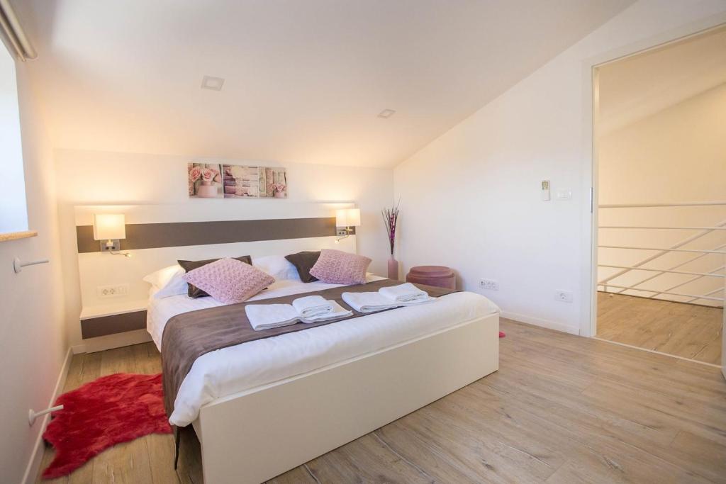 Three bedroom apartment Milohanic IV photo 2