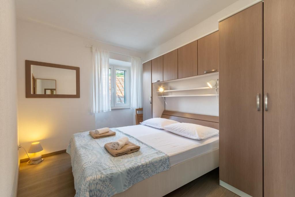 Apartments by the sea Pucisca photo 2
