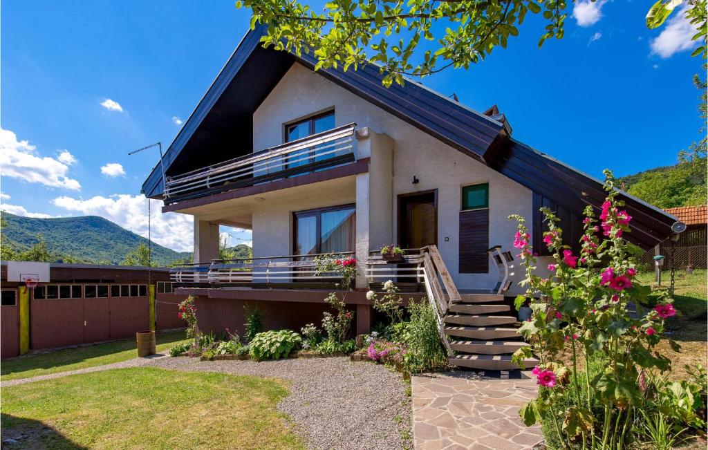 4 Bedroom Stunning Home In Plaski photo 2
