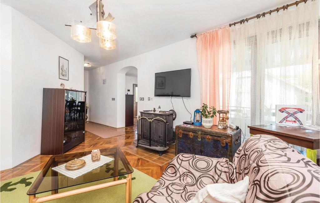 4 Bedroom Stunning Home In Plaski photo 3