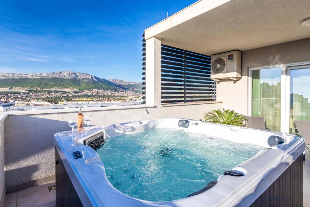 Luxury modern penthouse w jacuzzi & huge terrace — photo 1
