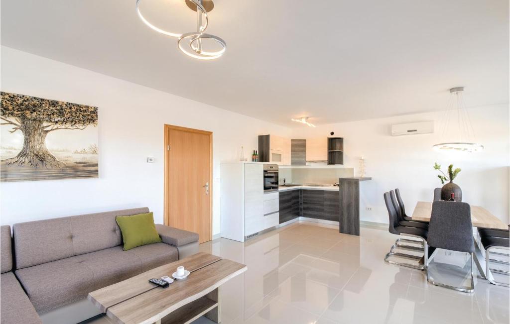 Four-Bedroom Holiday Home In Volme photo 2
