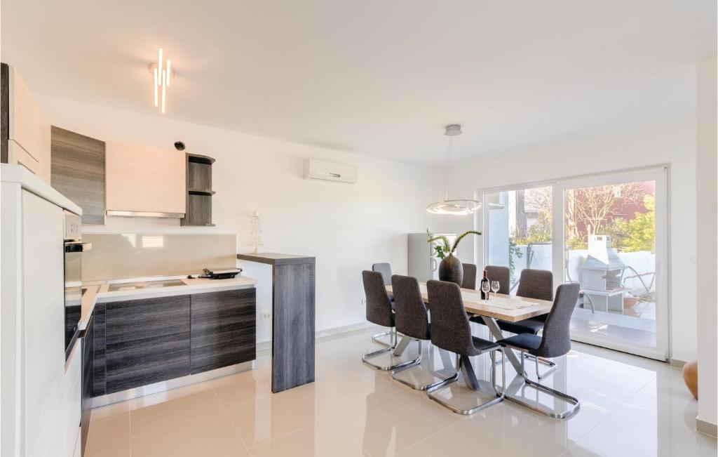 Four-Bedroom Holiday Home In Volme photo 3