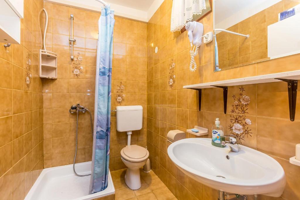 Apartments with parking space Njivice photo 3